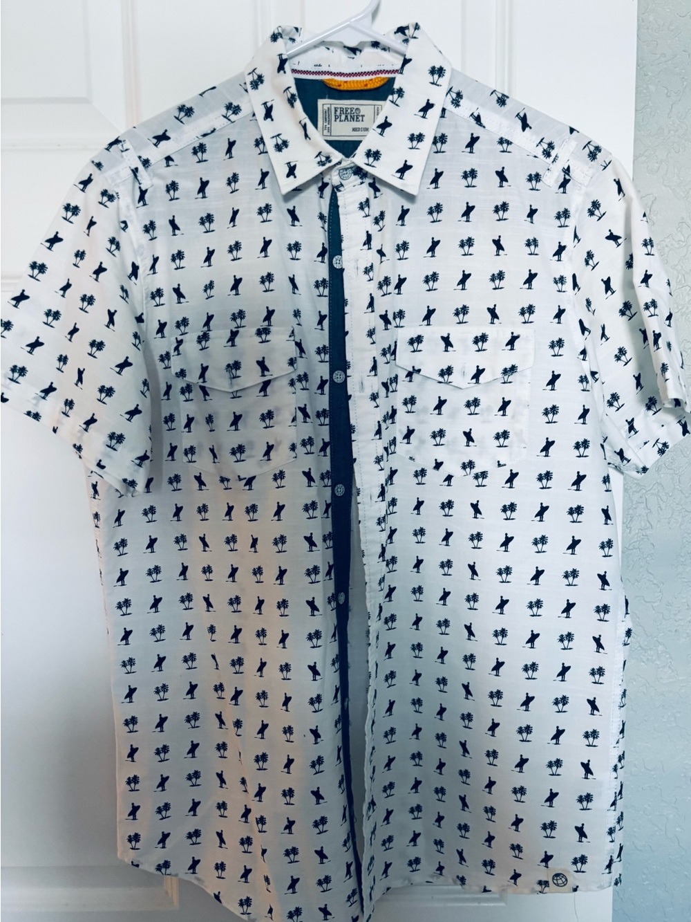 Free Planet Shirt Mens Size M Navy Button Up Short Sleeve Surfer Classic